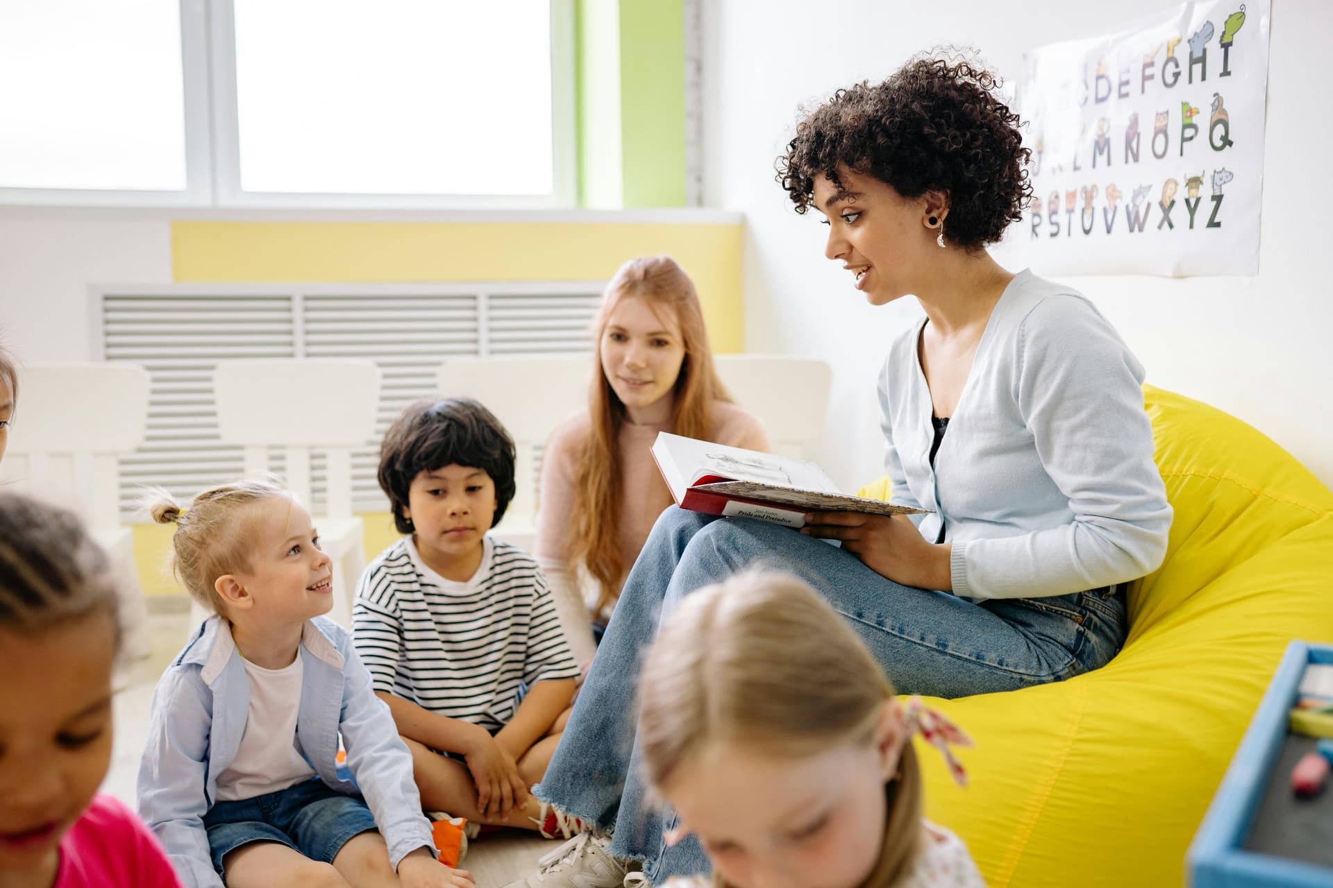 Kinder beim spielerischen Lernen